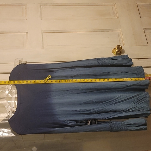 Nwt, 1x Studio West Long sleeved an gathered top/sleeve ombre blue. - Picture 8 of 8